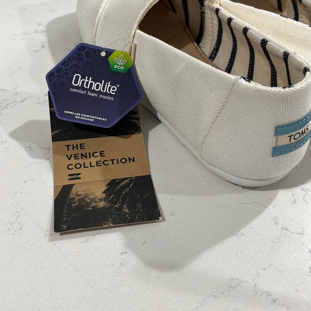 TOMS - Picture 3 of 6